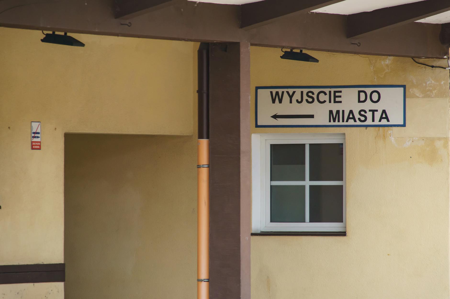 Archiwalne zdjęcie z przełomu XX i XXI wieku pokazujące główną ulicę Terespola ze sklepami i handlem granicznym