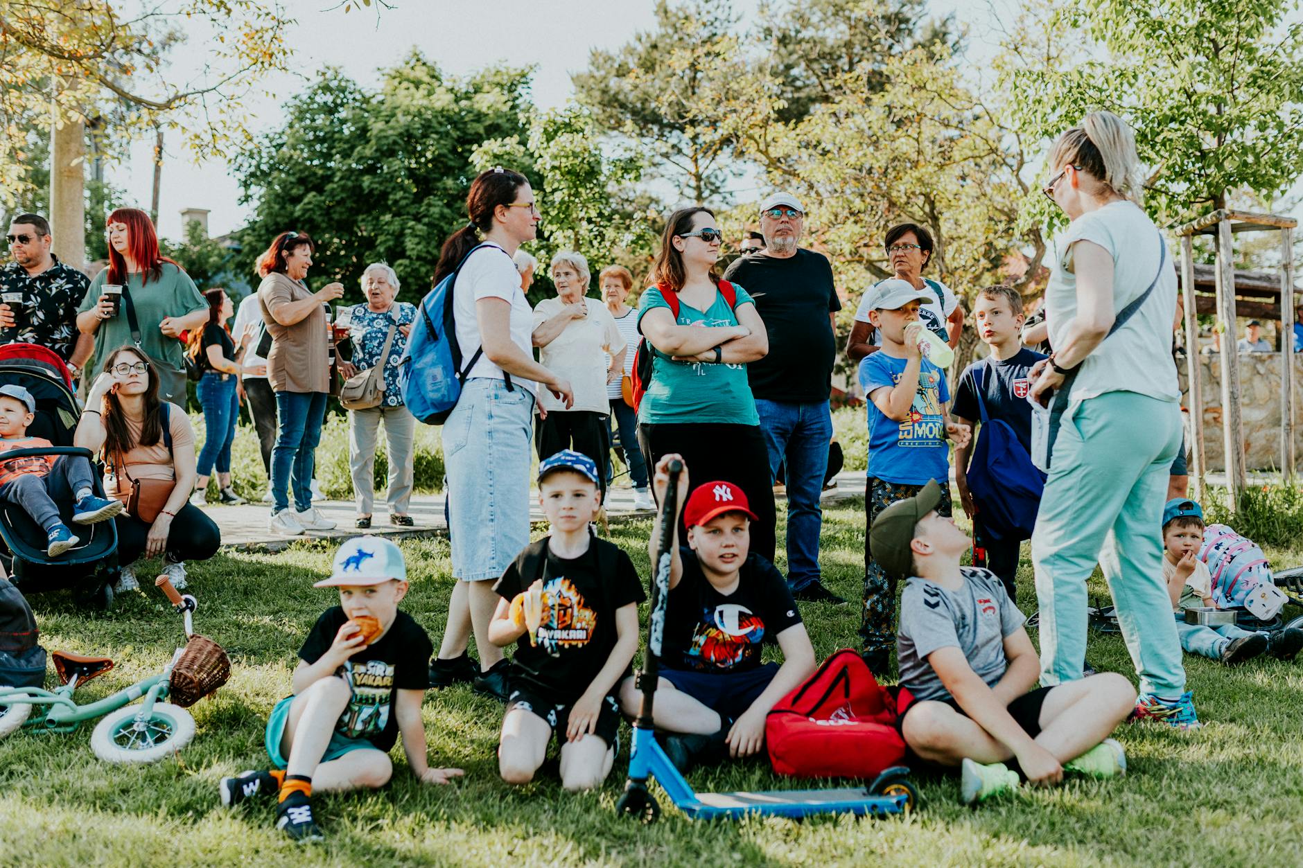 Ilustracja symbolizująca Dzień Ziemi z elementami przyrody i miasta Terespol